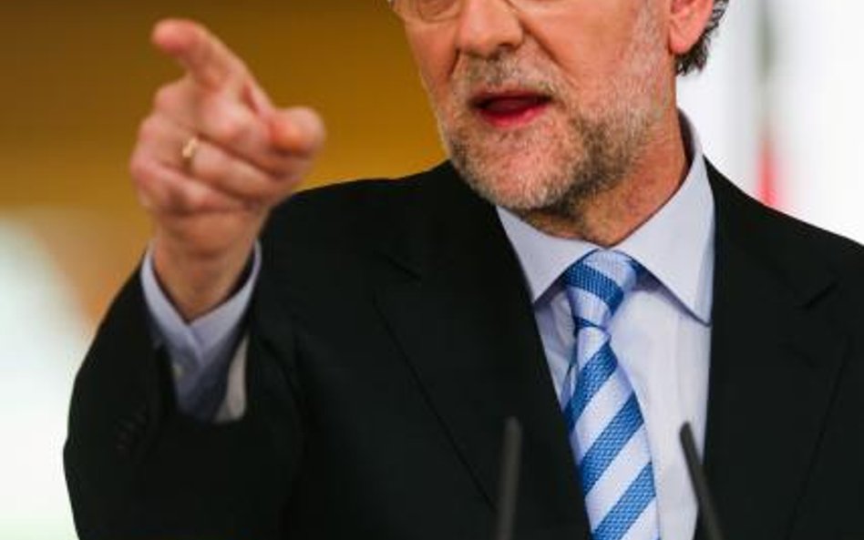 Premier Mariano Rajoy wciąż się waha, czy poprosić o pomoc finansową dla kraju pogrążonego w kryzysi