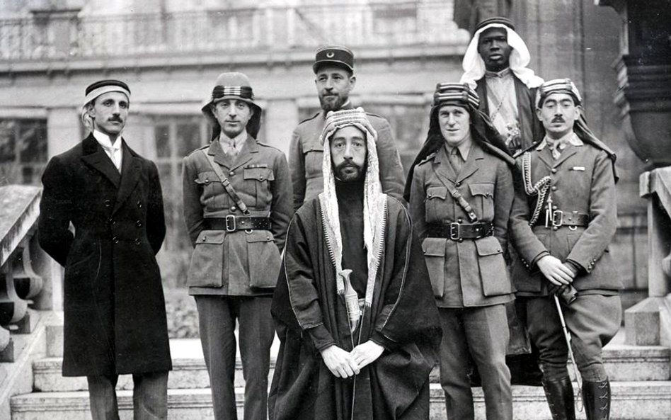 Wizyta emira Faisala w Wersalu (1919); trzeci od prawej płk Thomas Edward Lawrence