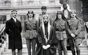 Wizyta emira Faisala w Wersalu (1919); trzeci od prawej płk Thomas Edward Lawrence