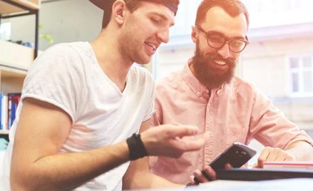 Do surfowania po internecie w czasie pracy przyznaje się blisko 90 proc. osób.