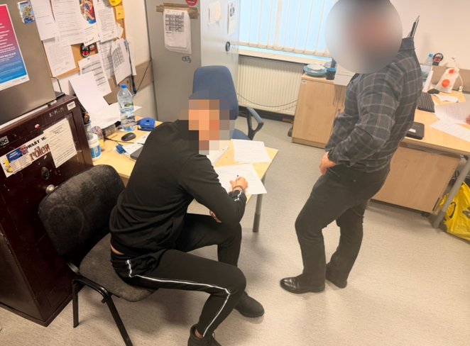 W mieszkaniu zastali 30-latka. Mężczyzna nie stawiał oporu, ale był wyraźnie zdenerwowany. W trakcie