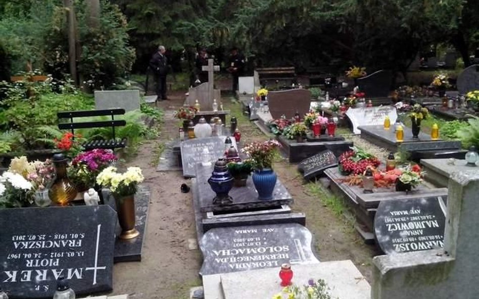 Cmentarz w Szczecinie zniszczony przez wandali