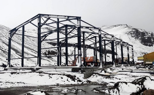 Montaż konstrukcji stalowej budynku nowej hali garażowej.