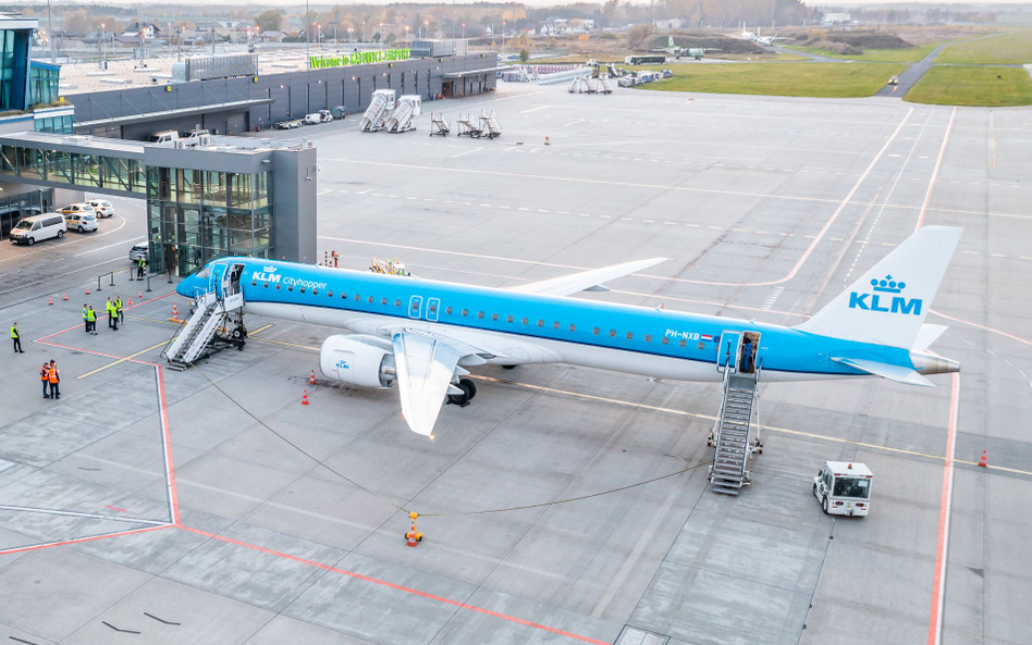 Trasa będzie obsługiwana samolotem embraer ze 142 miejscami dla pasażerów
