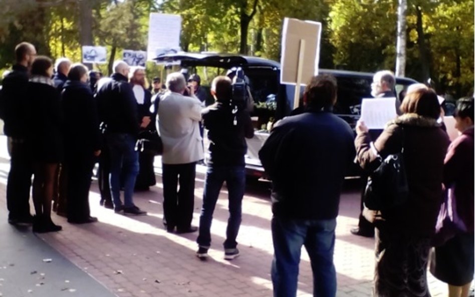 Pogrzeb Kociołka z protestem w tle