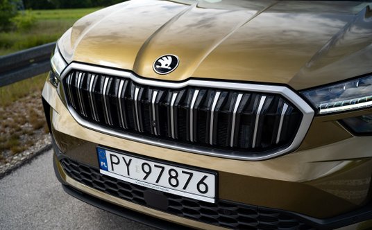 Grill nowego Kodiaqa jest w nocy podświetlany