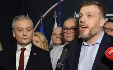 Sondaż: Lewica wyprzedziła partię Hołowni. PiS prowadzi, ale bez większości