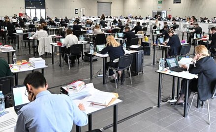 Podczas egzaminu zdający mogli korzystać z przyniesionych przez siebie aktów prawnych, komentarzy i 