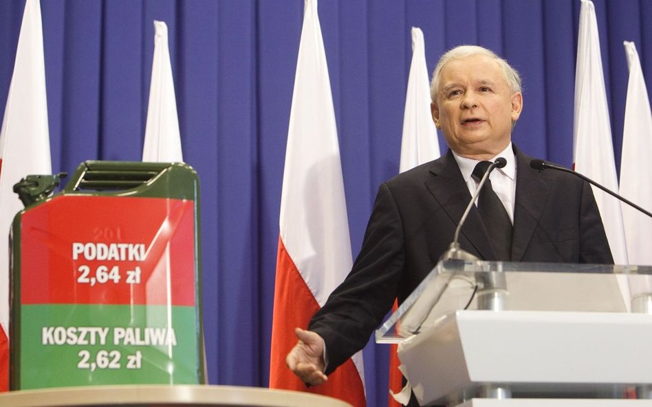 Prezes PiS Jarosław Kaczyński na konferencji prasowej w 2011 roku