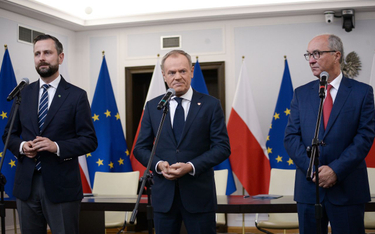 Przewodniczący PO Donald Tusk (w środku), prezes PSL Władysław Kosiniak-Kamysz (z lewej) i współprze