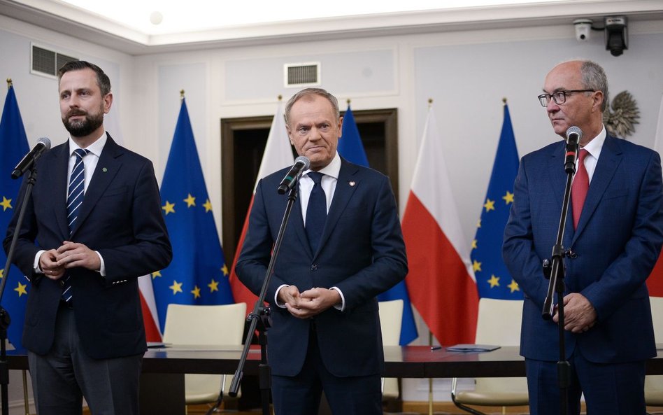 Przewodniczący PO Donald Tusk (w środku), prezes PSL Władysław Kosiniak-Kamysz (z lewej) i współprze