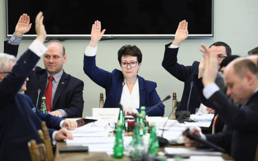 Przewodnicząca komisji Anna Milczanowska (C) podczas posiedzenia sejmowej Komisji Nadzwyczajnej do s