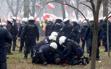 Intwerwencja policjantów w czasie protestu w Warszawie