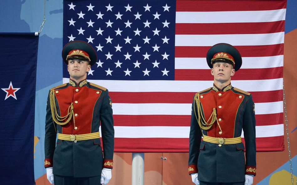 4 sierpnia, Kazań. Rosyjska straż stoi na tle flagi amerykańskiej podczas mistrzostw świata w pływan