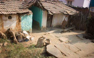 Indie: 250 tys. dziewczynek umiera z braku troski rodziców