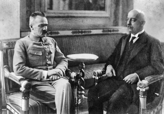 Naczelnik Państwa Józef Piłsudski w rozmowie z prezydentem elektem Gabrielem Narutowiczem. Warszawa,