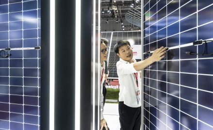 Targi producentów paneli fotowoltaicznych w Szanghaju.