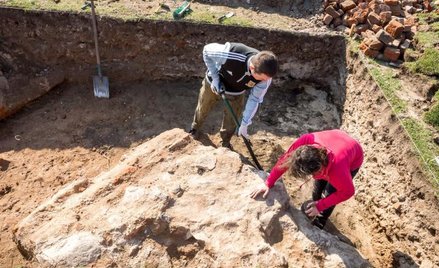 Archeolodzy prowadzący wykopaliska dotarli do pozostałości budynku gospodarczego.