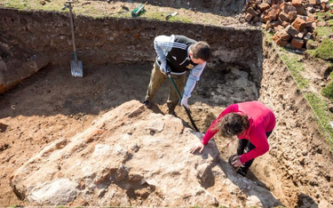 Archeolodzy prowadzący wykopaliska dotarli do pozostałości budynku gospodarczego.