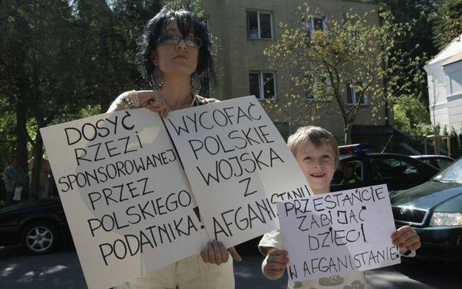 Przeciwko obecności Polaków w Afganistanie protestuje trójmiejska pisarka Dorota Szczepańska z synem