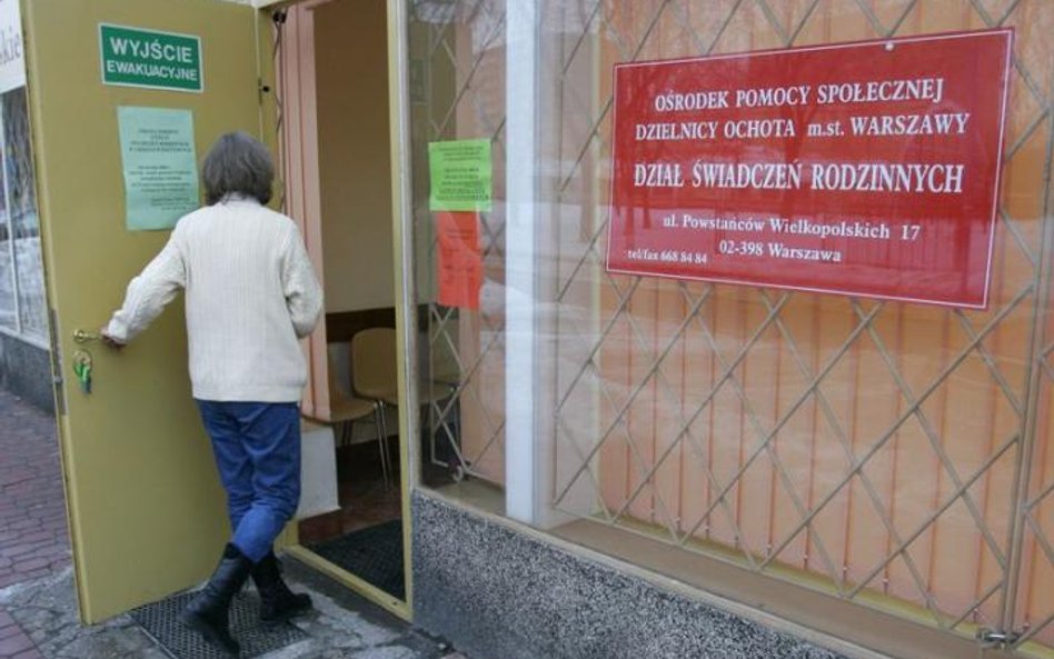 Co z becikowym, gdy ojciec za granicą