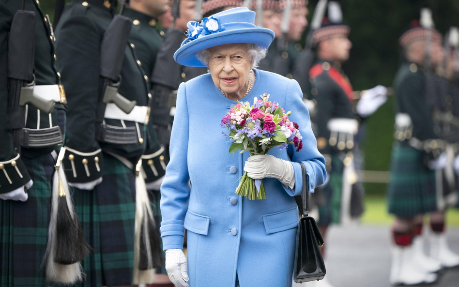 Najdłużej panującą brytyjską monarchinię zaprezentowano w stroju, w którym zwykle nie była widywana 