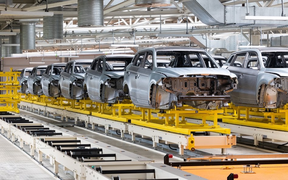 Jaguar Land Rover planuje zwolnić około 4 tys. pracowników i ograniczyć koszty działalności o 1,7 ml