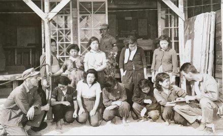 Wyzwolone przez amerykańskie wojska koreańskie z przybytku dla japońskich żołnierzy na Okinawie; 30 