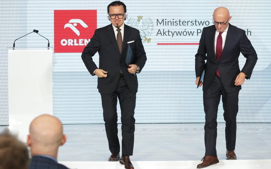 Prezes Orlenu Ireneusz Fąfara (z prawej) oraz minister aktywów państwowych Wojciech Balczun (z lewej