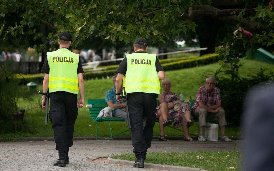 Pracownicy służb mundurowych rzadziej biorą zwolnienia