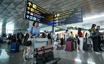 Pasażerowie w odpraw na międzynarodowym lotnisku Soekarno-Hatta w Tangerangu
