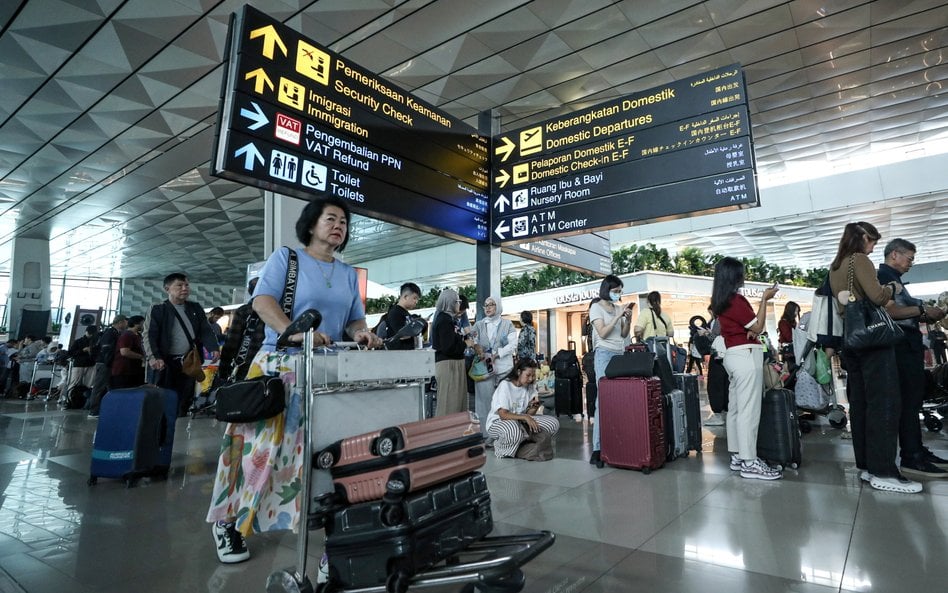Pasażerowie w odpraw na międzynarodowym lotnisku Soekarno-Hatta w Tangerangu