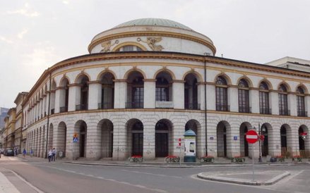 Warszawska Giełda Kupiecka działała do 1828 roku w Pałacu Saskim. Potem do roku 1877 siedziby użycza