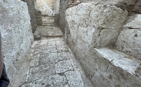 Grobowiec z wapienia, datowany na około 3600 lat temu, należący do nieznanego starożytnego króla Egi