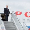 Władimir Putin wysiadający z samolotu po przybyciu na Alaskę