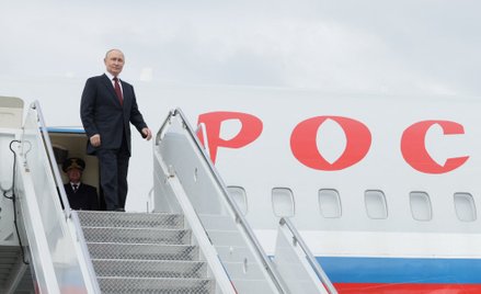 Władimir Putin wysiadający z samolotu po przybyciu na Alaskę