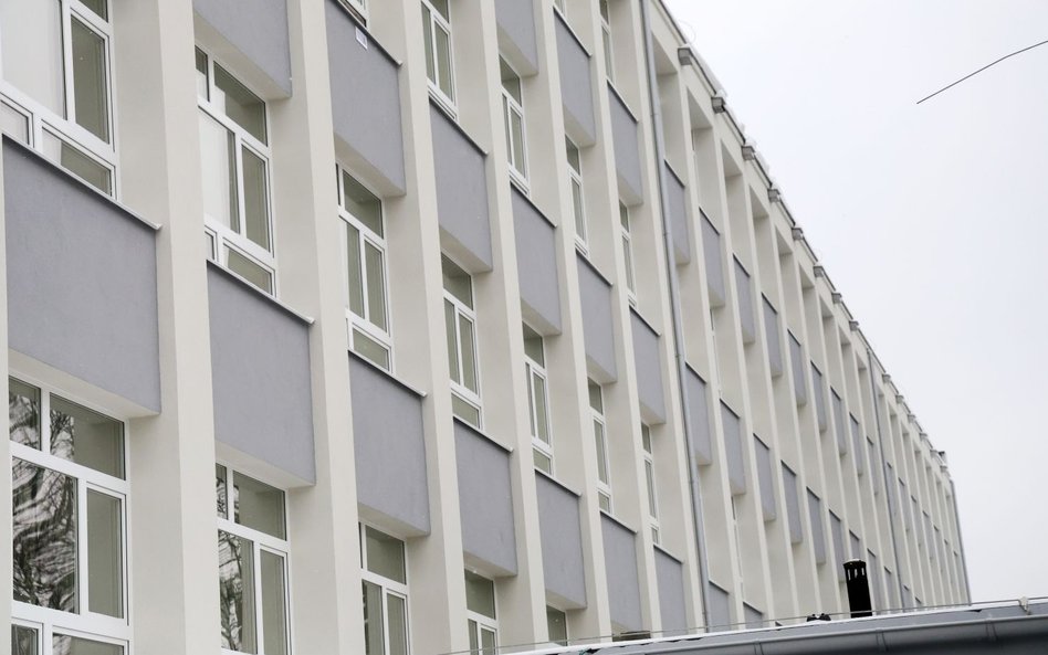 Elewacja szkoły przy Włościańskiej po przeprowadzonym remoncie