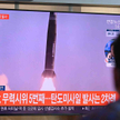 Południowokoreańska telewizja pokazuje zdjęcia z próby rakietowej przeprowadzonej przez Koreę Północ
