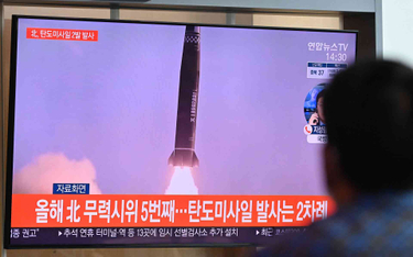 Południowokoreańska telewizja pokazuje zdjęcia z próby rakietowej przeprowadzonej przez Koreę Północ