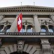 Frank szwajcarski słabł w czwartek rano, w reakcji na cięcie stóp przez Szwajcarski Bank Narodowy.