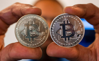 Bitcoin traci na wartości, inwestorzy na podatkach