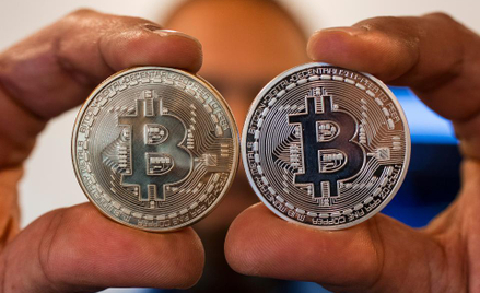 Bitcoin traci na wartości, inwestorzy na podatkach