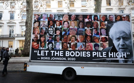 Przed budynkiem, w którym zeznawał Boris Johnson, protestowano przeciw wysokiej liczbie zgonów z pow