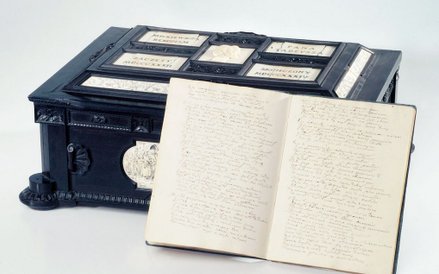 Rękopis „Pana Tadeusza” (oryginał) i skrzynia, w której był przewożony.