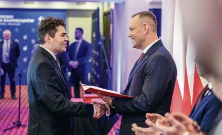 Urodzony w 1985 r. Lucjusz Nadbereżny jest tylko o dwa lata młodszy od Karola Nawrockiego (na zdjęci