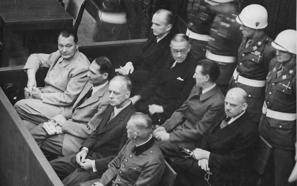Ława oskarżonych w Norymberdze. Od lewej w pierwszym rzędzie siedzą: Göring, Hess, Ribbentrop, Keite