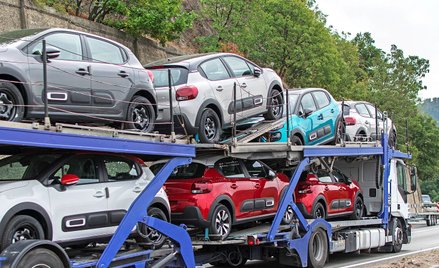 Transport aut do Polski drożeje. Sprowadzamy mniej samochodów