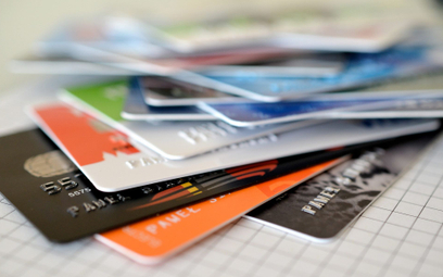 Klient sam może użyć ręcznej niszczarki kart płatniczych
