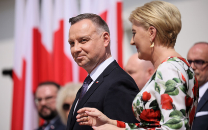 Prezydent Andrzej Duda wraz z małżonką wzięli udział w ceremonii na dziedzińcu Belwederu