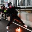 Hongkong. Policja oznacza demonstrantów niebieską wodą